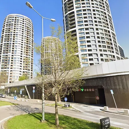 House Keys Skypark Апартаменти Братислава